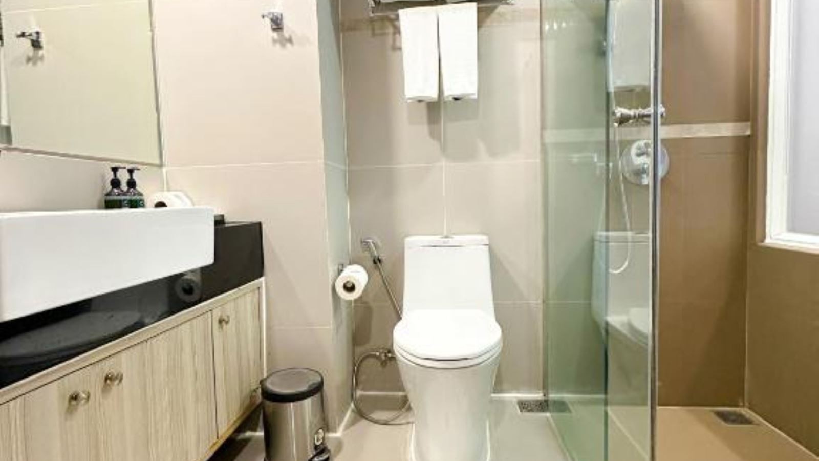 rooms-deluxe-twin-balcony-room