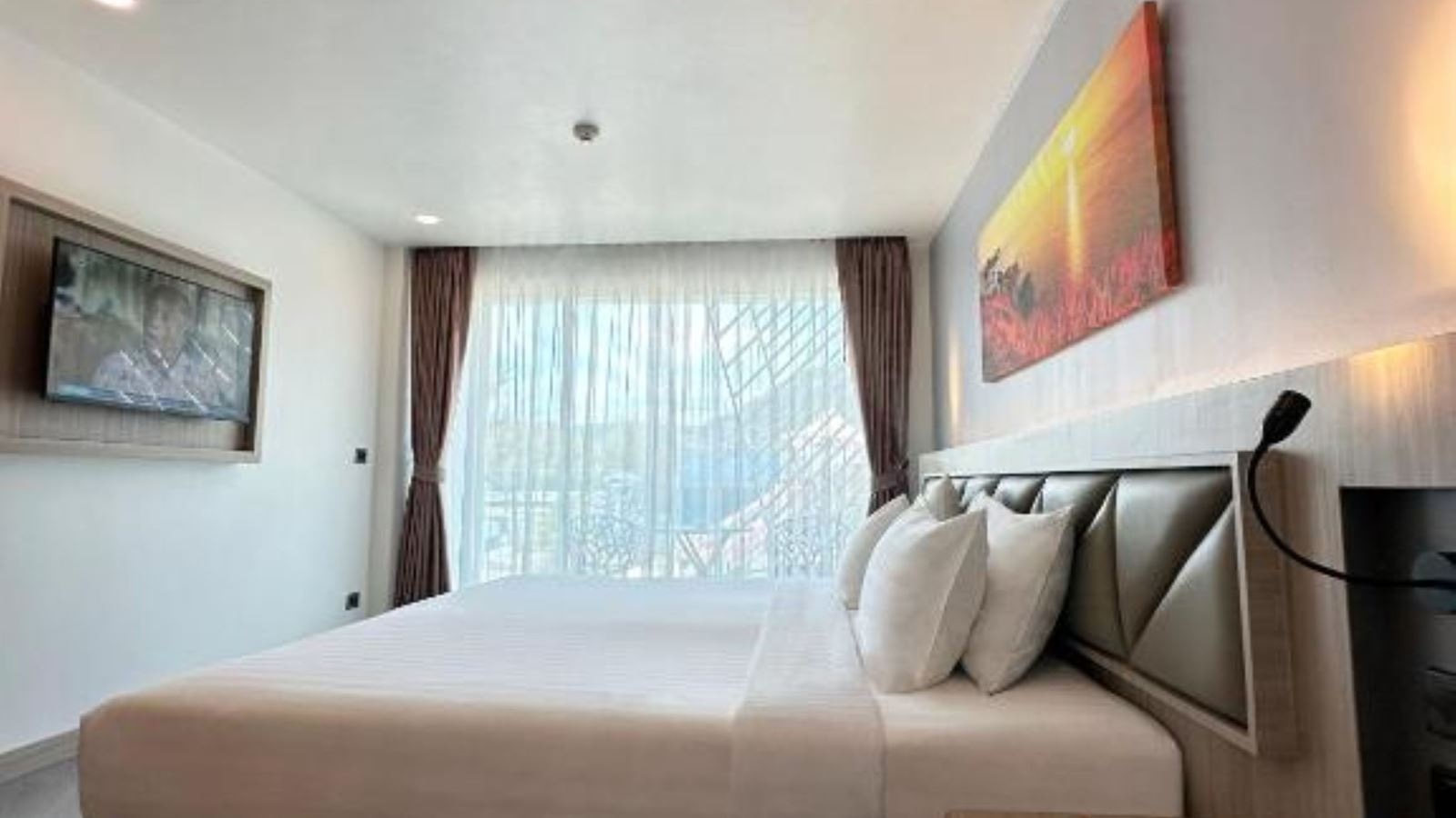 rooms-deluxe-king-balcony-mountain-view