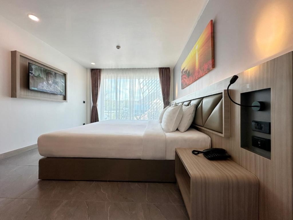 rooms-deluxe-king-balcony-mountain-view