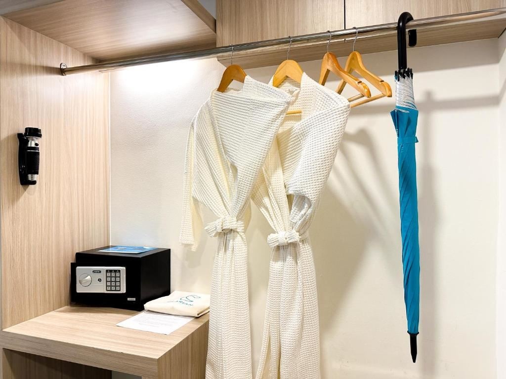 rooms-deluxe-king-balcony-mountain-view