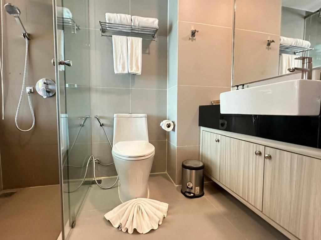 rooms-deluxe-king-balcony-mountain-view