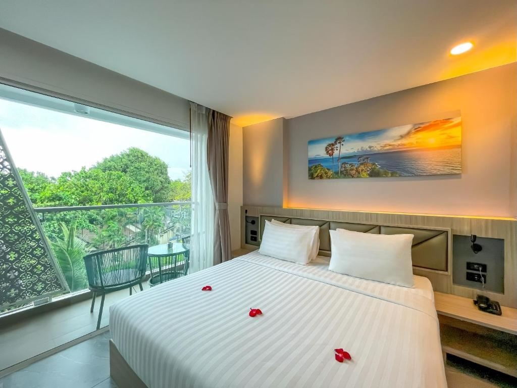 rooms-deluxe-king-balcony-city-view-room