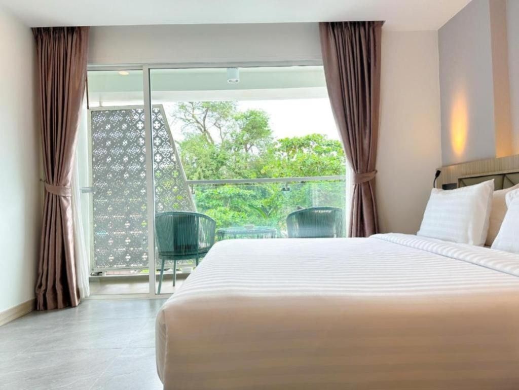 rooms-deluxe-king-balcony-city-view-room