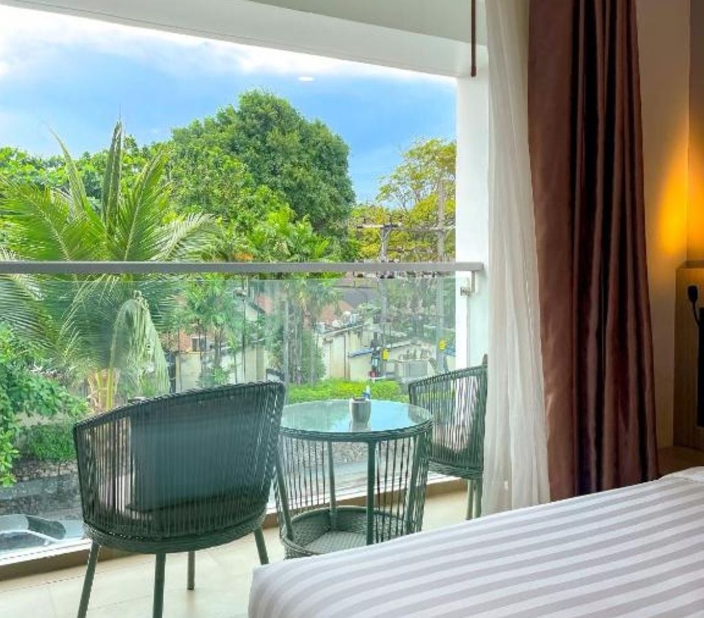 rooms-deluxe-king-balcony-city-view-room