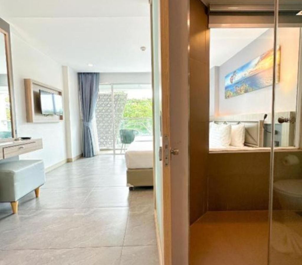 rooms-deluxe-king-balcony-city-view-room