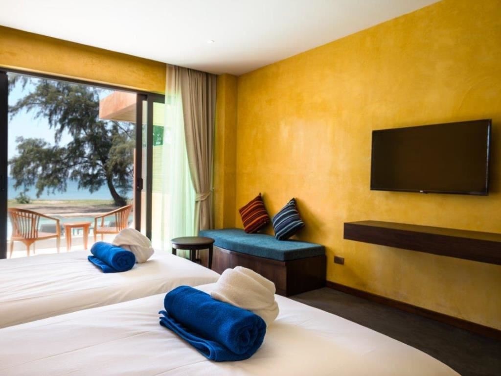 rooms-deluxe-beachfront-pool-access