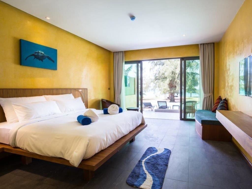 rooms-deluxe-beachfront-pool-access