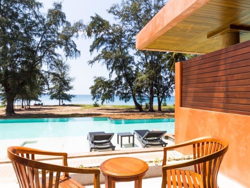 rooms-deluxe-beachfront-pool-access