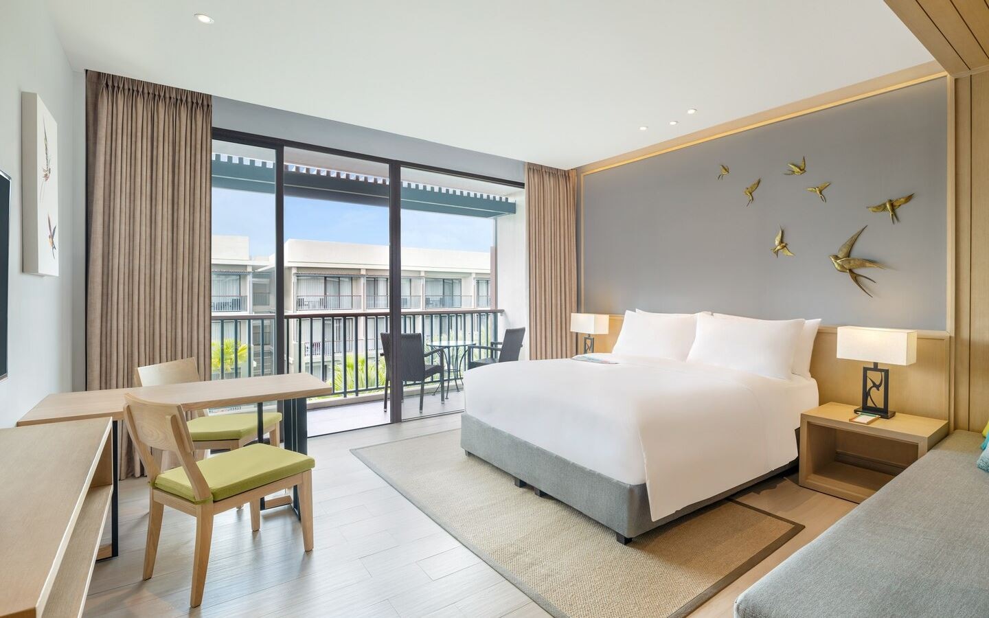 rooms-guest-room-pool-view