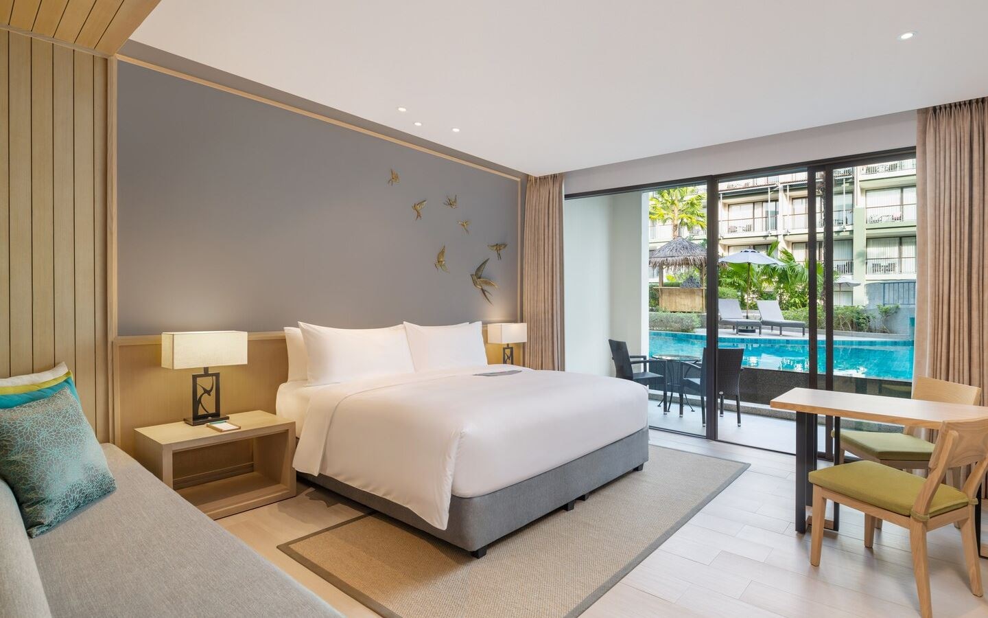 rooms-guest-room-pool-access