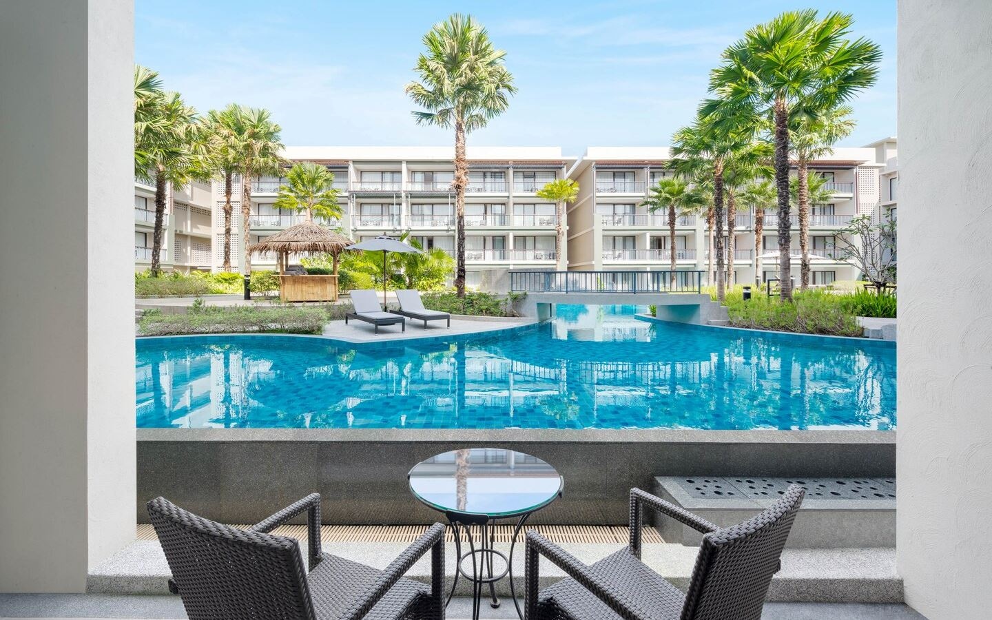 rooms-guest-room-pool-access