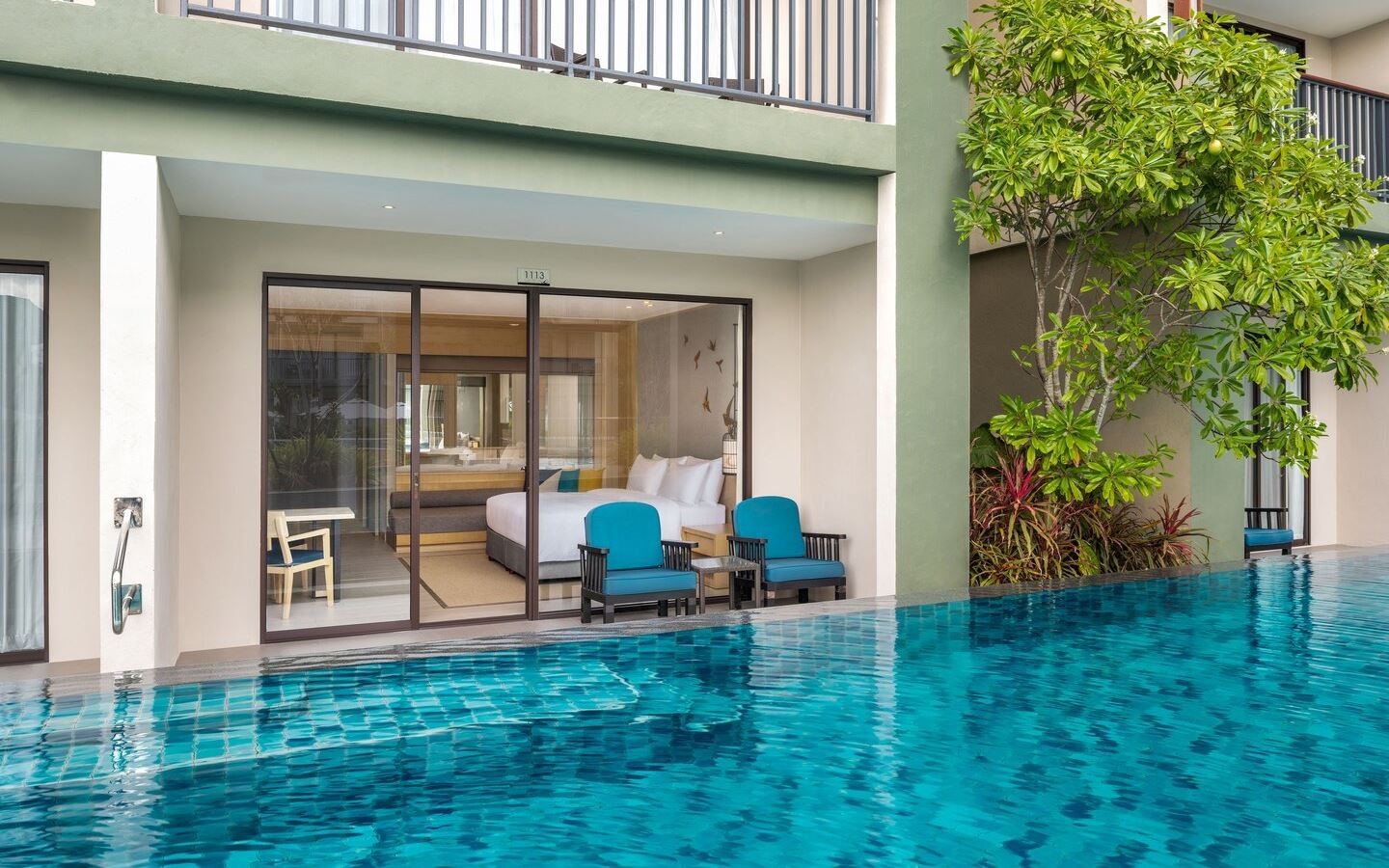 rooms-deluxe-guest-room-pool-access-2nd-chd-share-bed