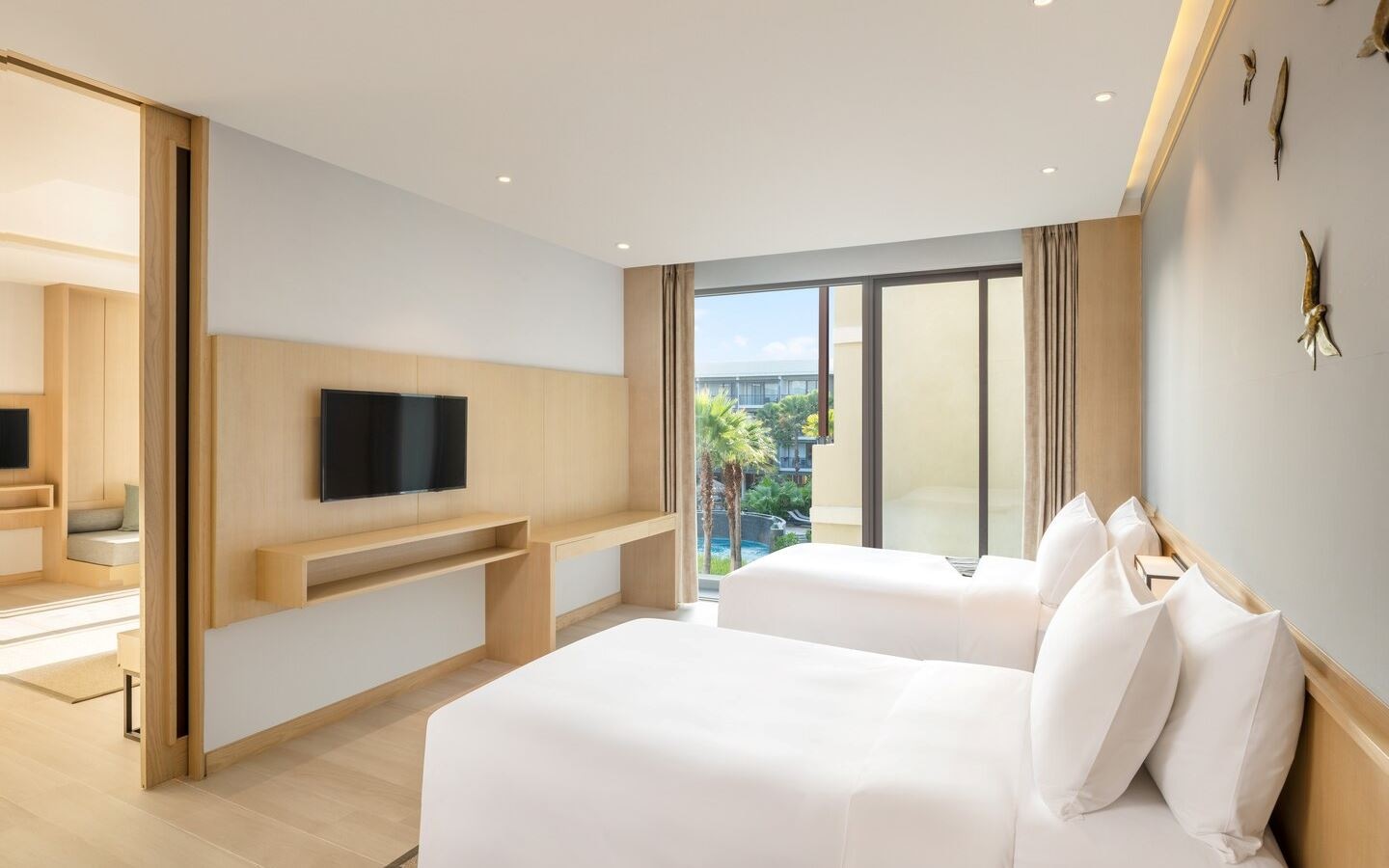 rooms-family-guest-room-pool-view