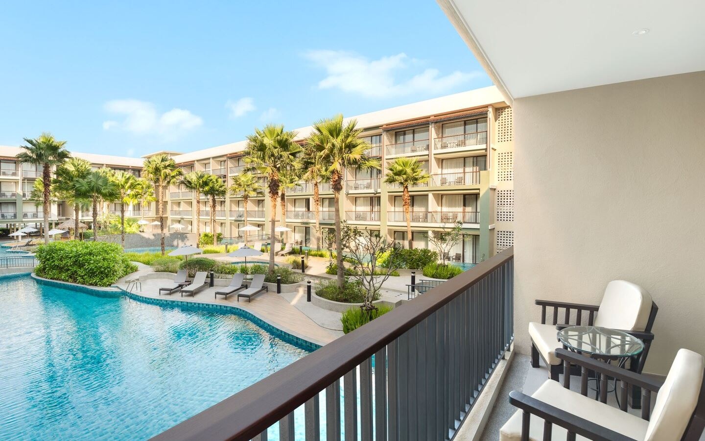 rooms-family-guest-room-pool-view