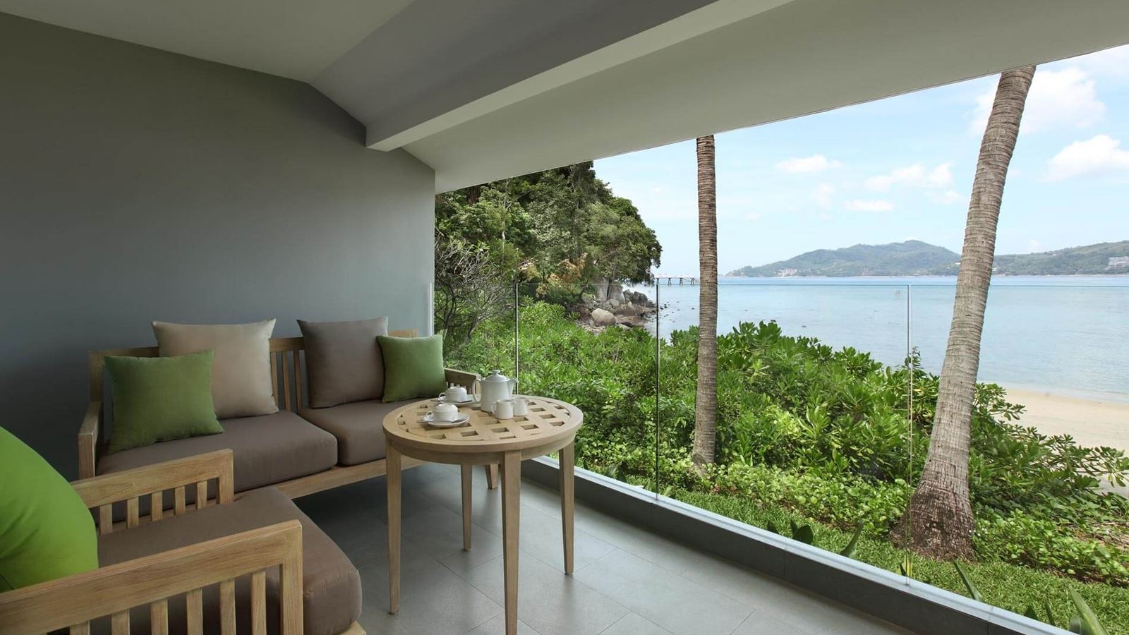 rooms-deluxe-ocean-front-balcony