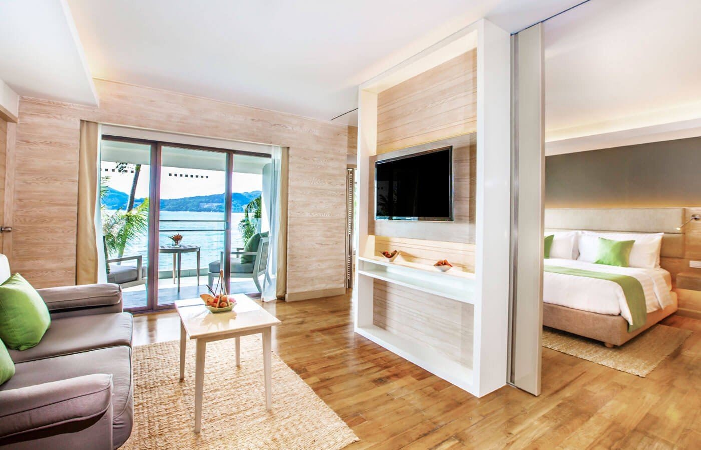 rooms-one-bedroom-deluxe-suite-ocean-front-balcony
