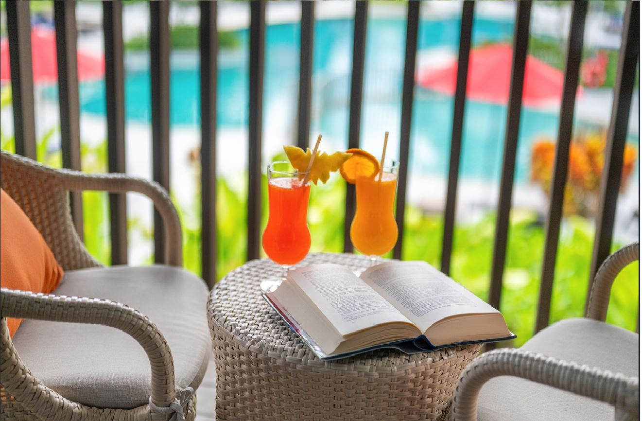 rooms-deluxe-pool-view