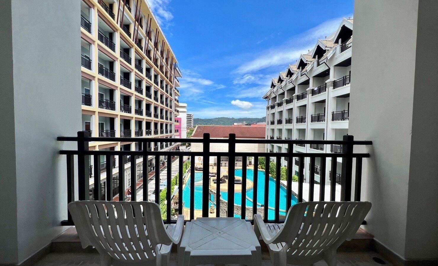 rooms-deluxe-pool-view