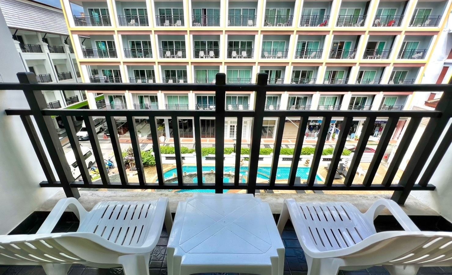 rooms-deluxe-pool-view