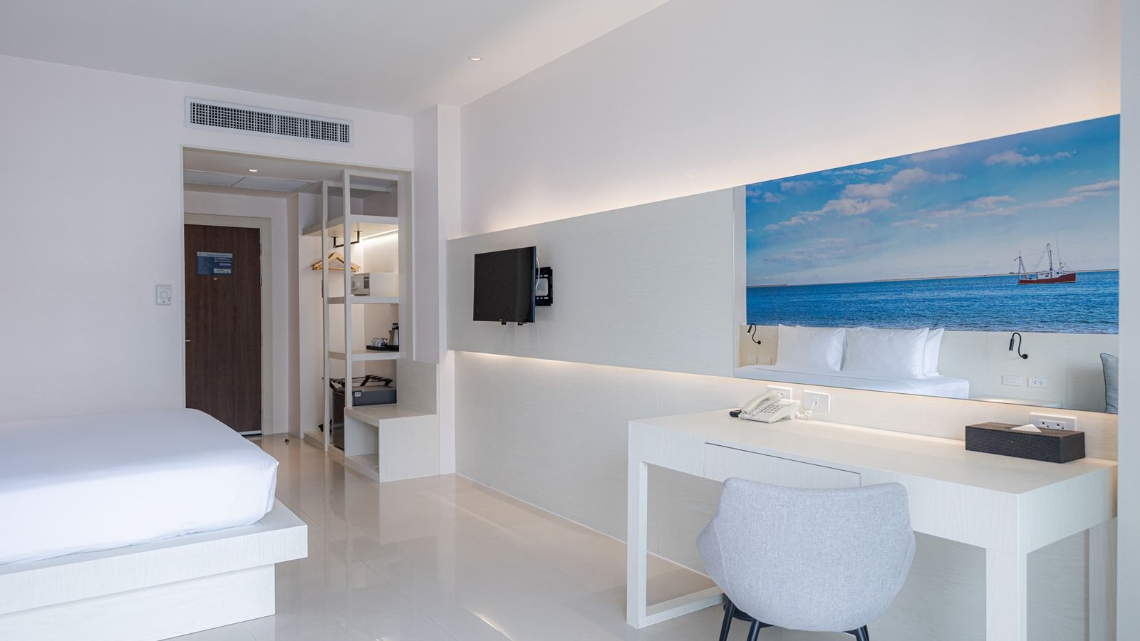 rooms-deluxe-renovated-pool-view