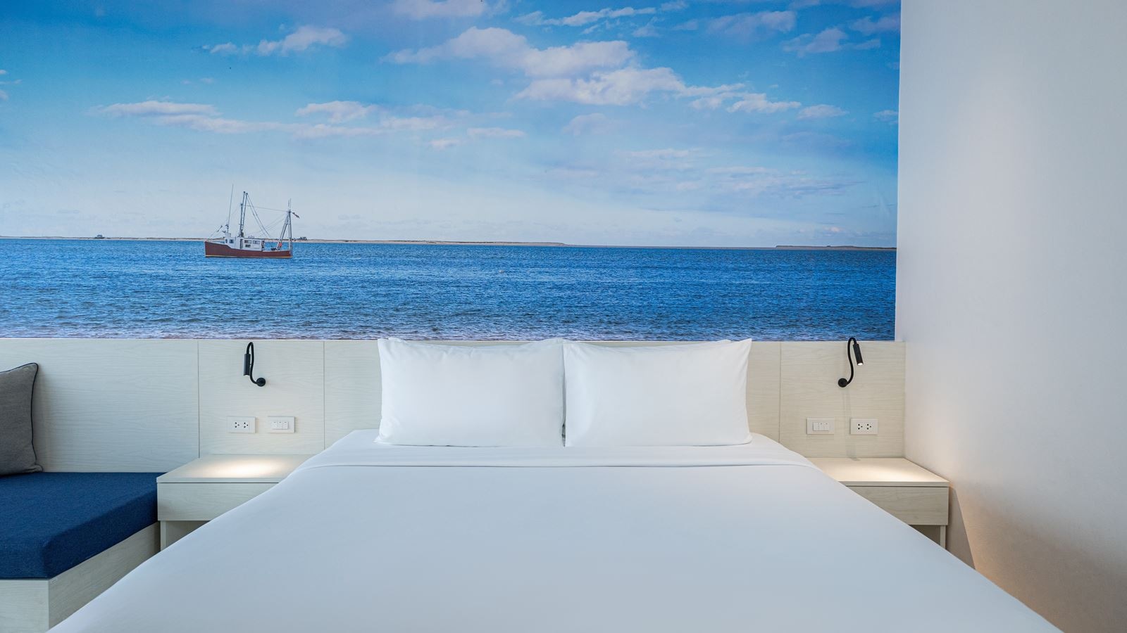 rooms-deluxe-renovated-pool-view