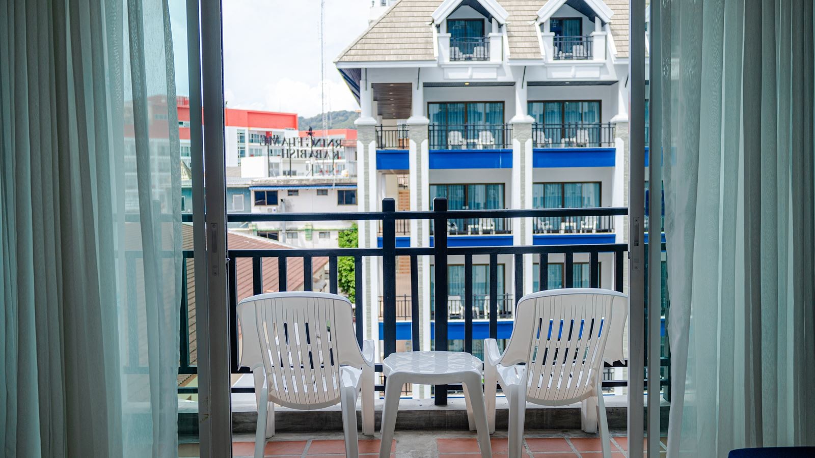 rooms-deluxe-renovated-pool-view