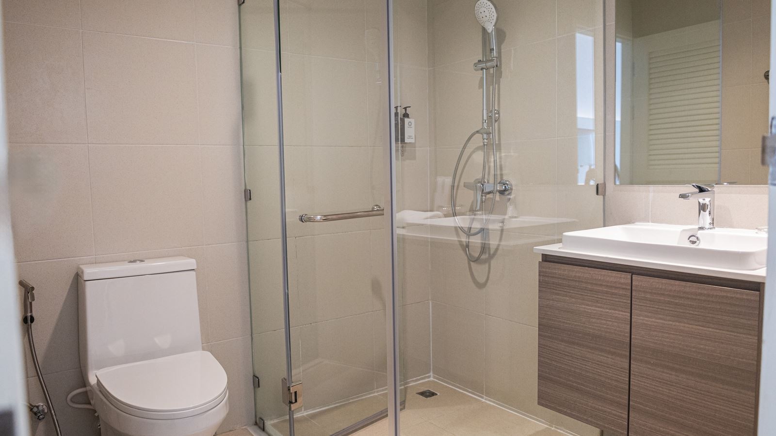 rooms-deluxe-renovated-pool-view