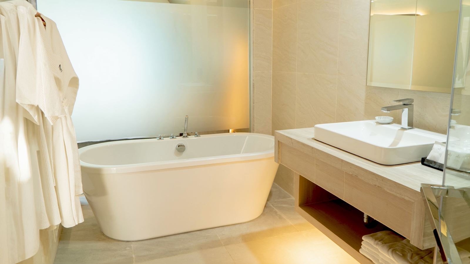 rooms-amora-grand-pool-view