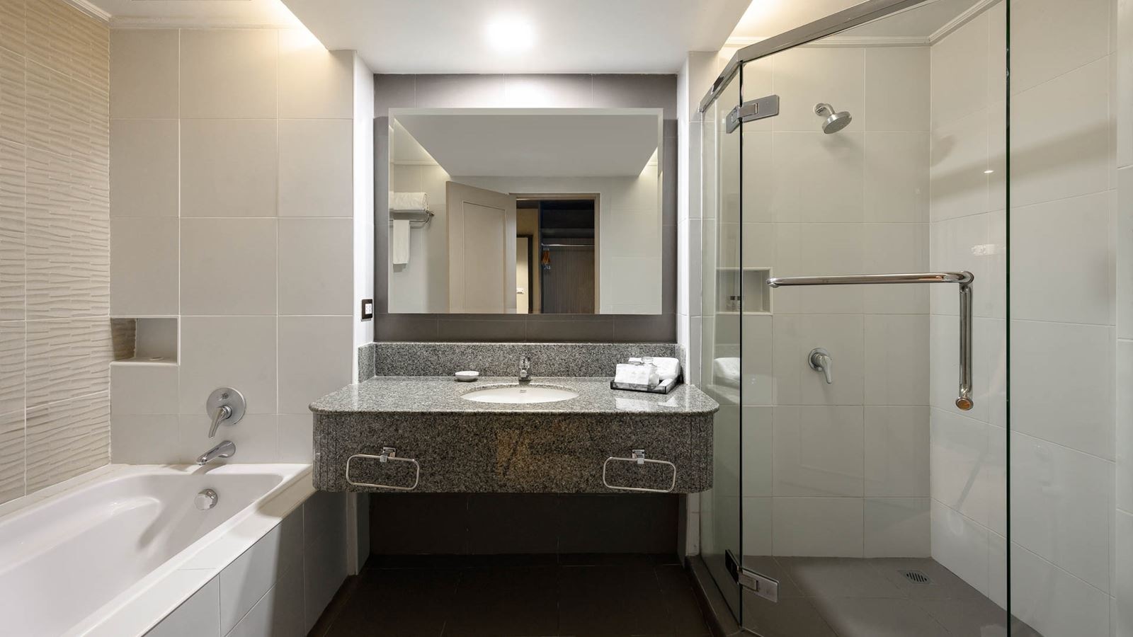 rooms-deluxe-pool-side