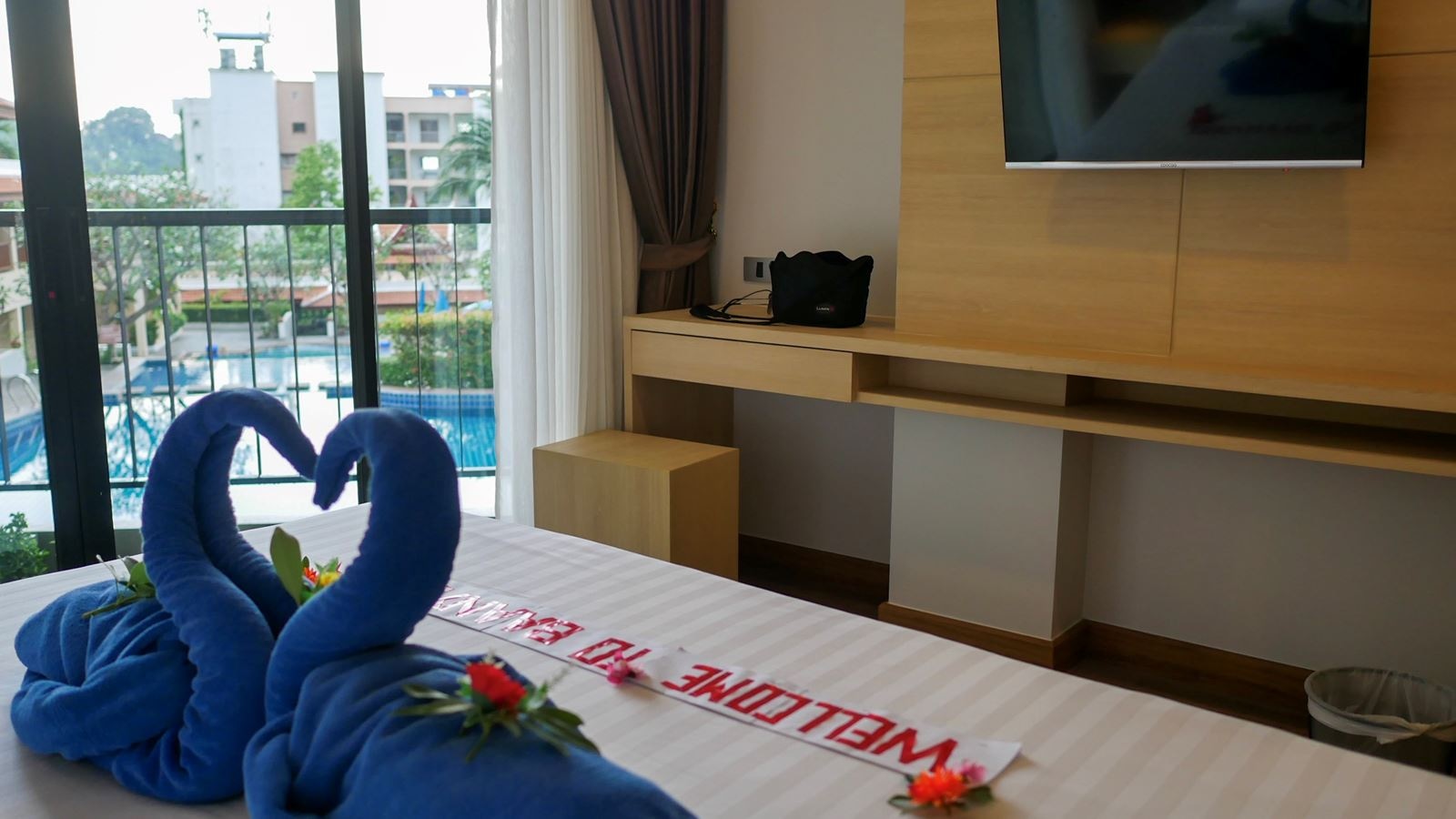 rooms-cozy-pool-view