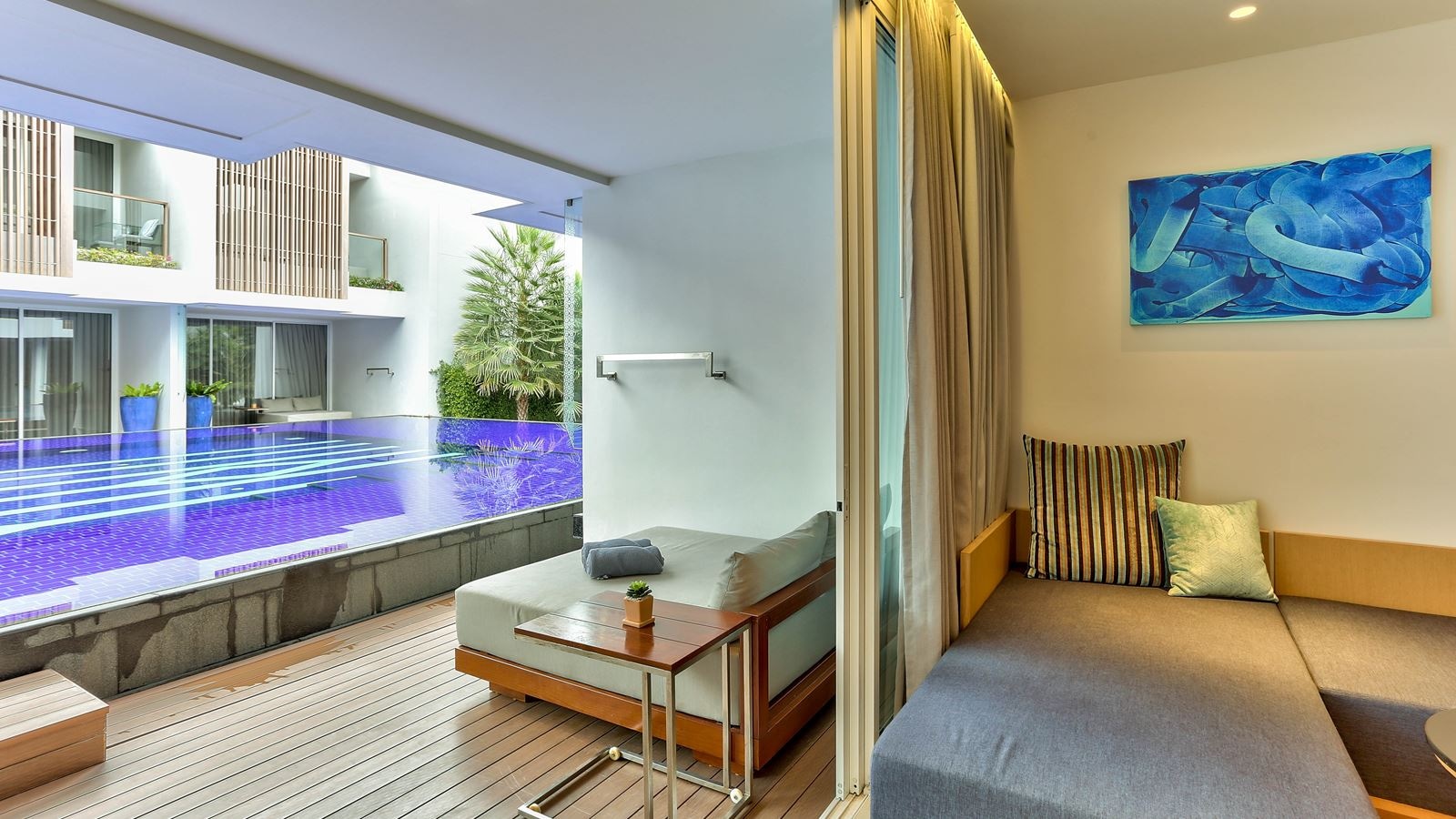 rooms-deluxe-room-pool-access