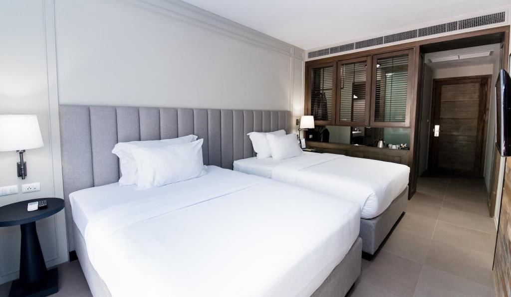 rooms-deluxe-pool-access