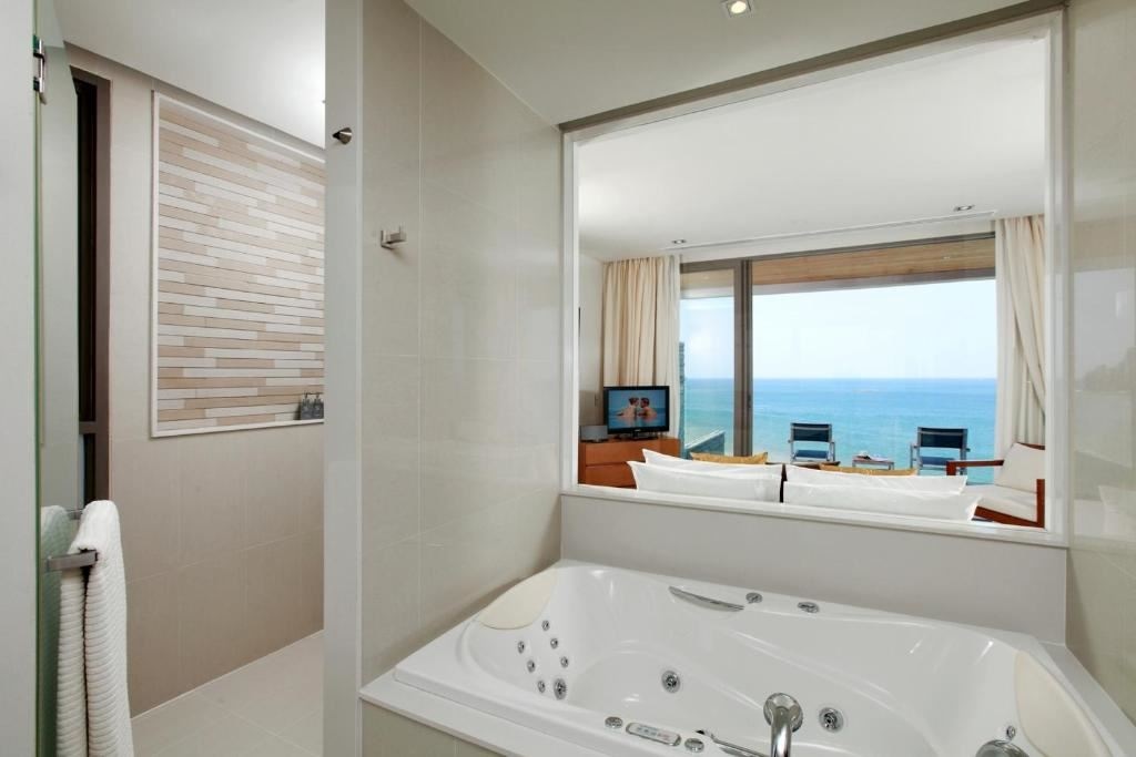 rooms-3-bedroom-ocean-front-pool-villa