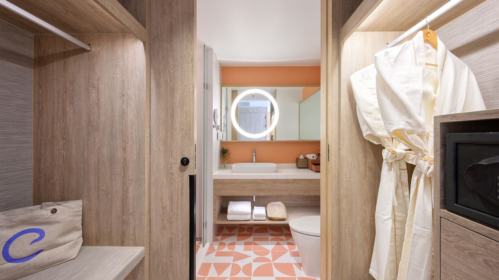 rooms-deluxe-pool-view