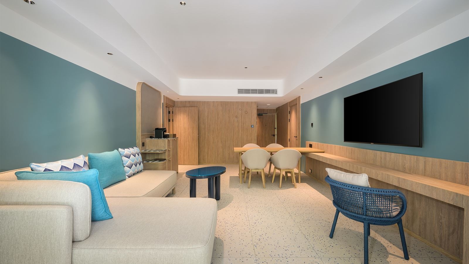 rooms-2-broom-premium-suite-pool-view