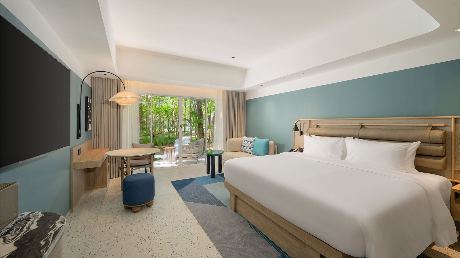 rooms-2-broom-premium-suite-pool-view