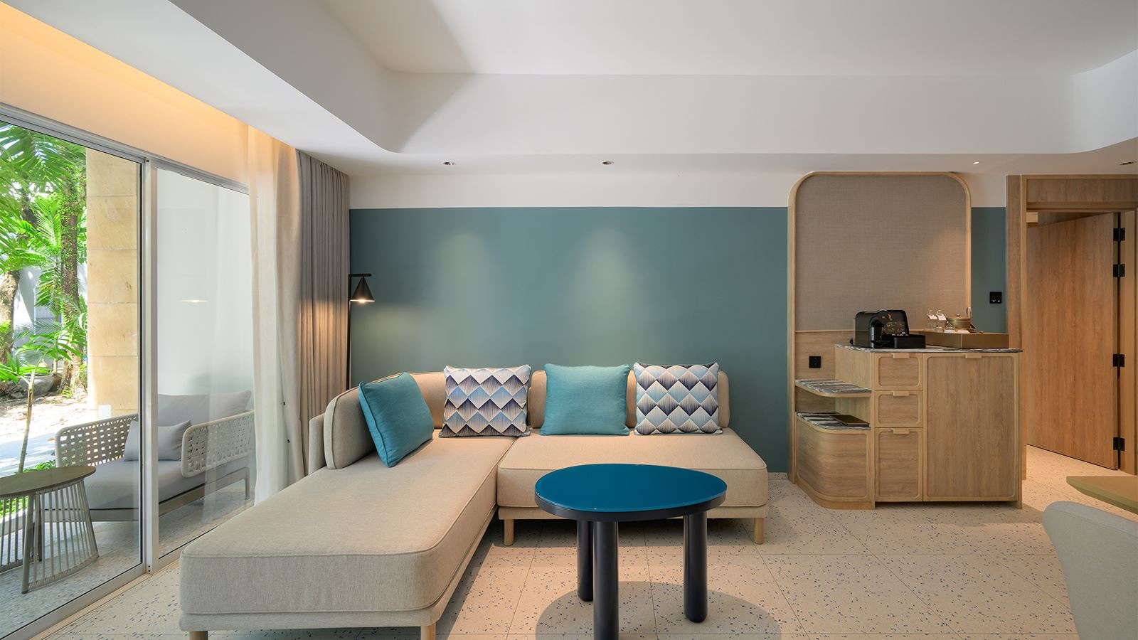 rooms-2-broom-premium-suite-pool-view