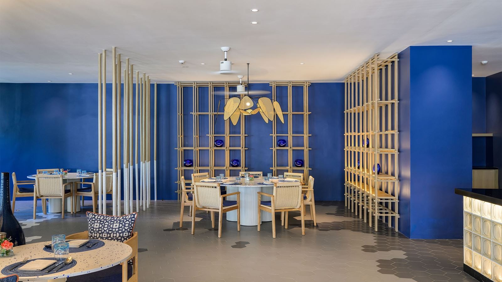 restaurants-escape-pool-club