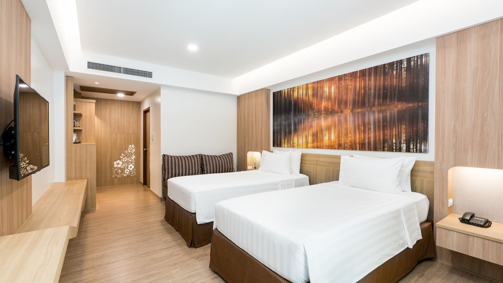 rooms-deluxe-building