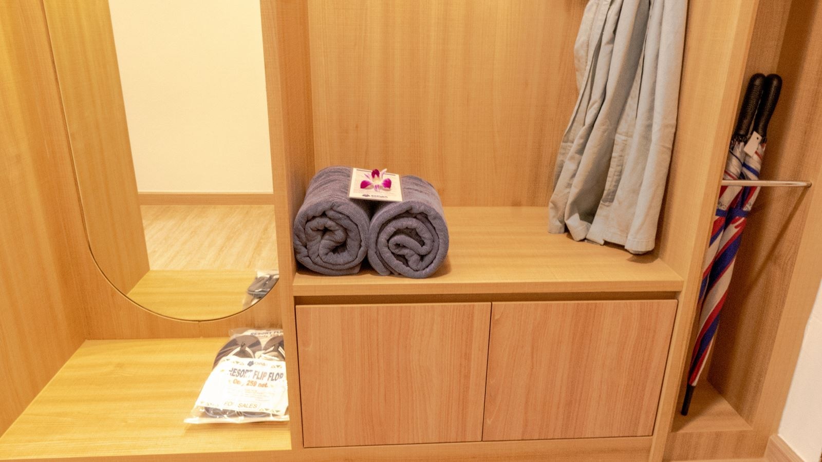 rooms-deluxe-building