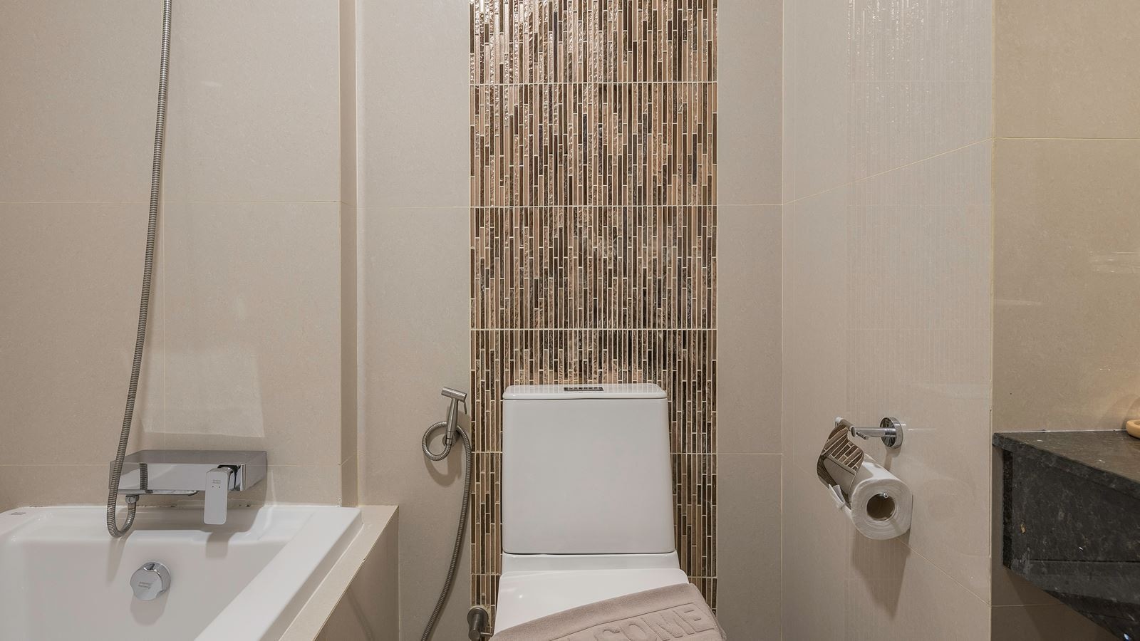 rooms-deluxe-building