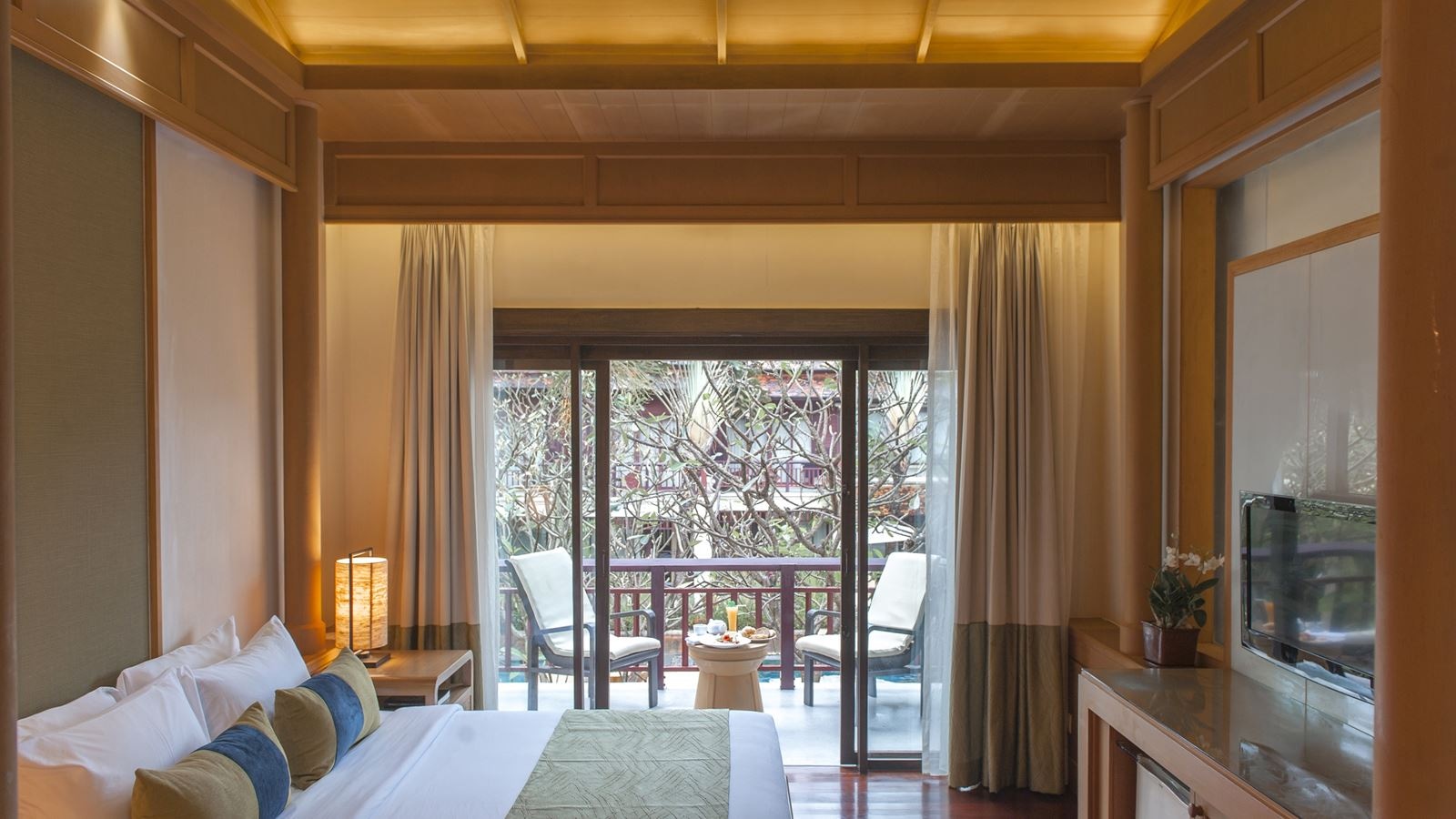 rooms-deluxe-regency-pool-view-room