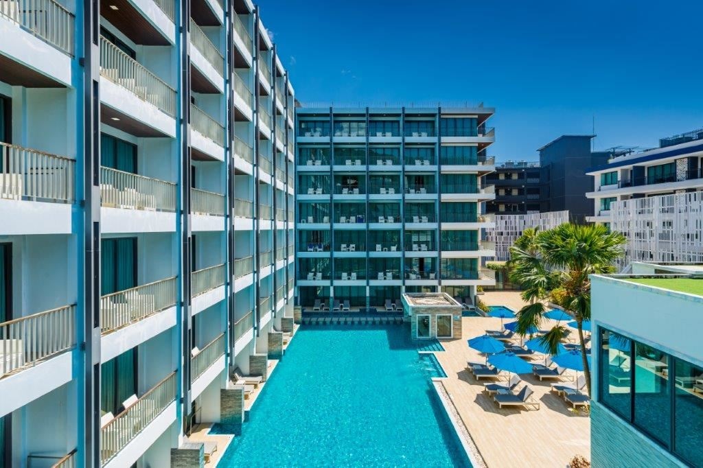 rooms-deluxe-pool-view-room