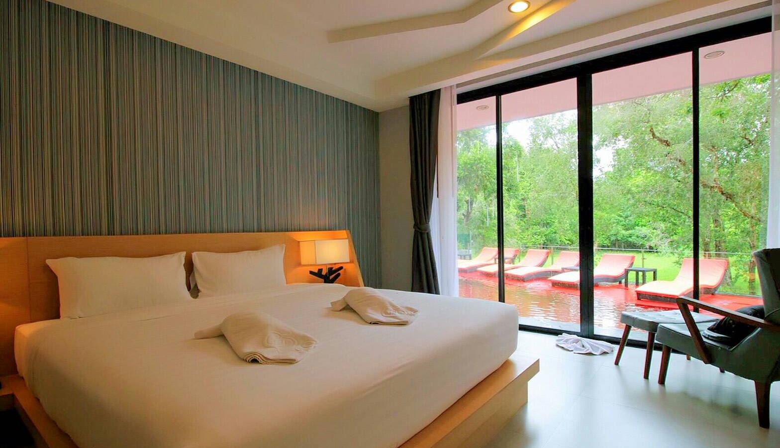 rooms-charm-apple-pool-access