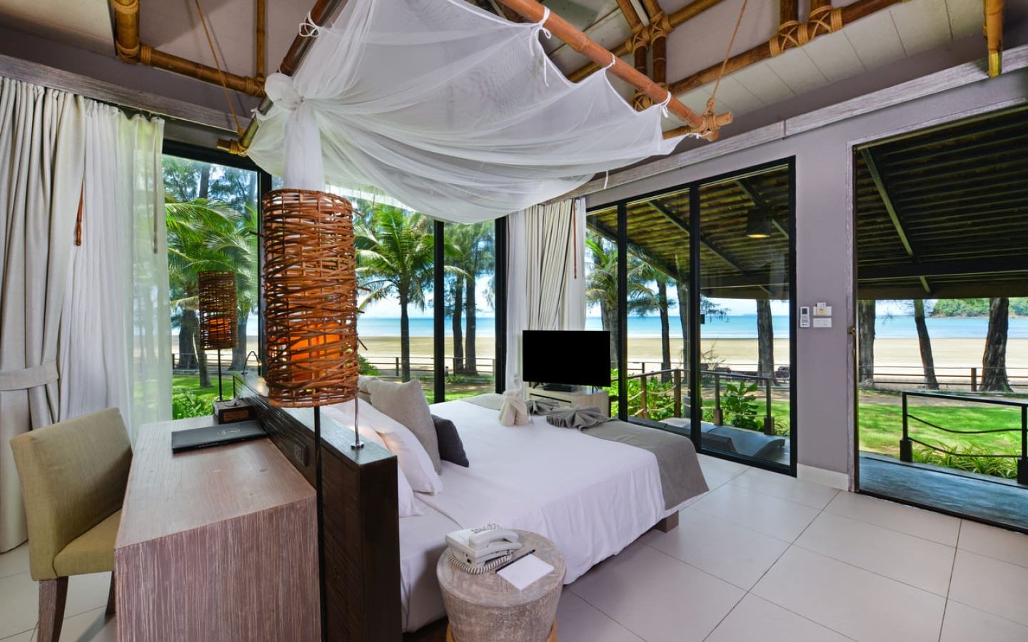 rooms-deluxe-beach-front-villa