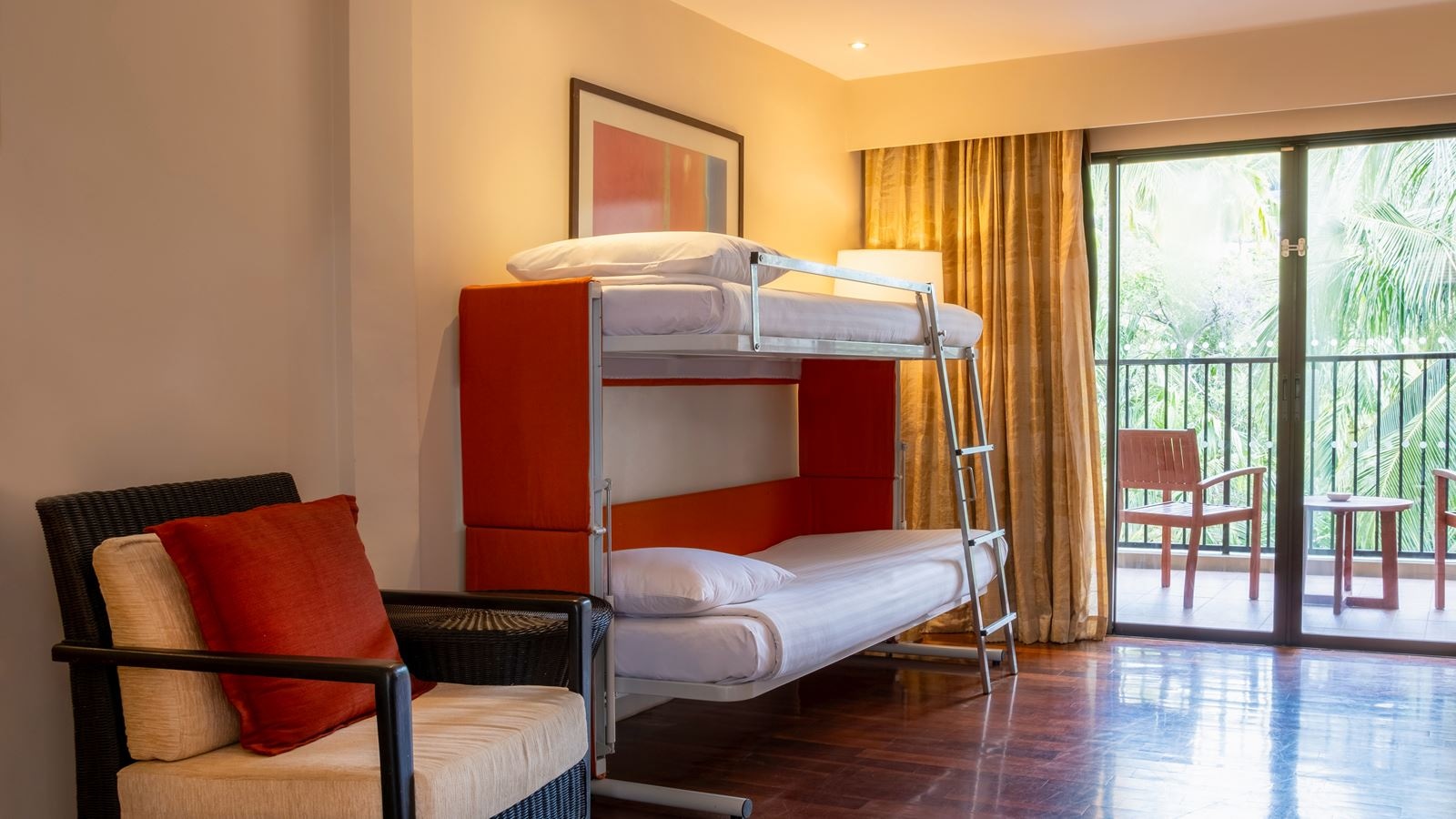 rooms-1-king-1-bunk-standard-family-room