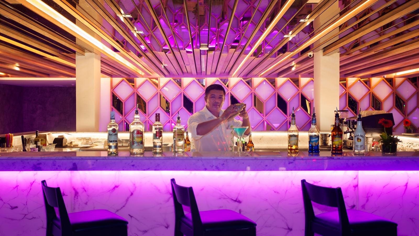 bars-ocean-view-pool-bar