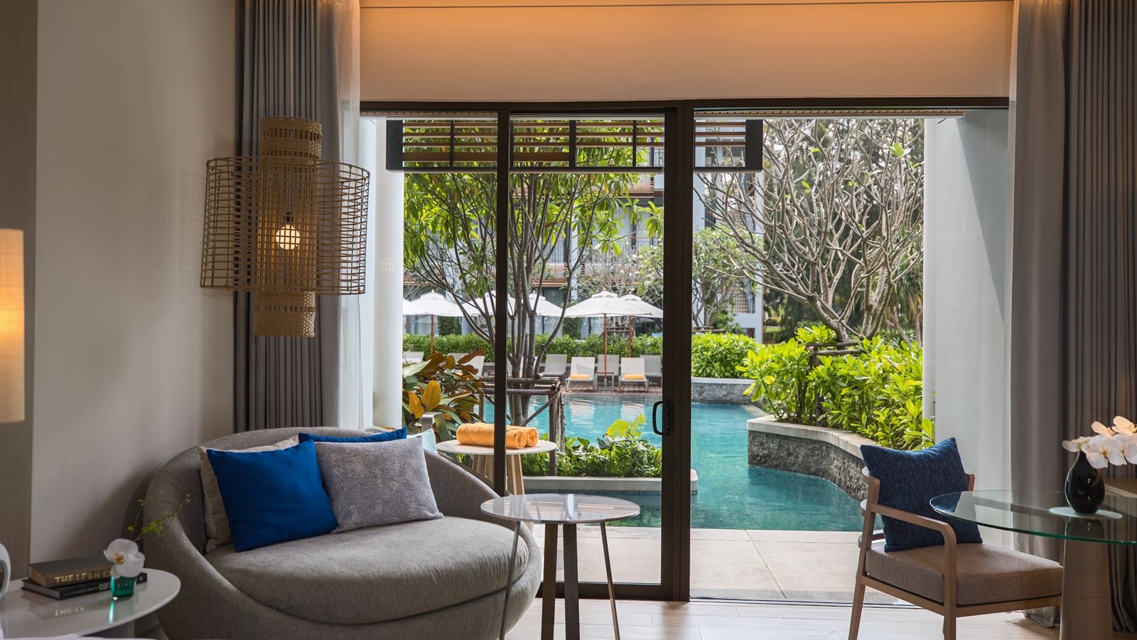 rooms-guestroom-pool-access