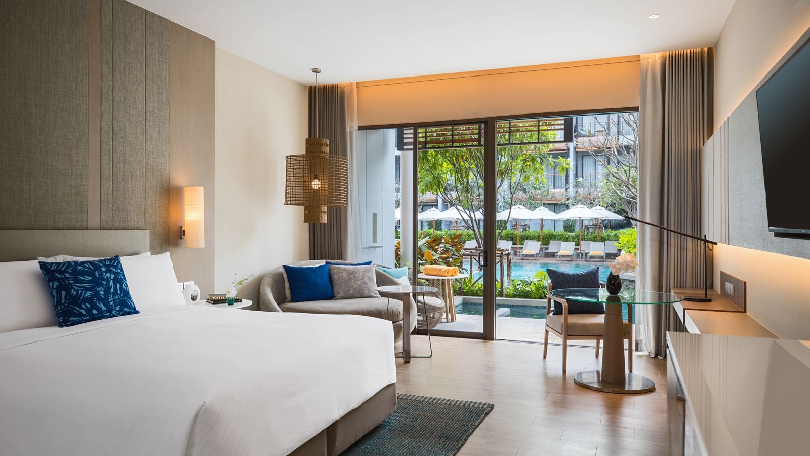 rooms-guestroom-pool-access