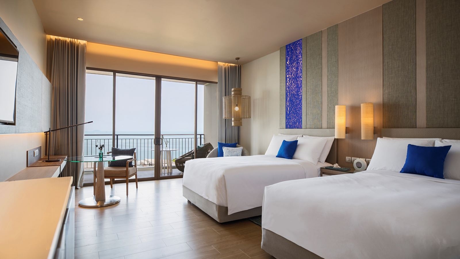 rooms-guestroom-balcony-seaview